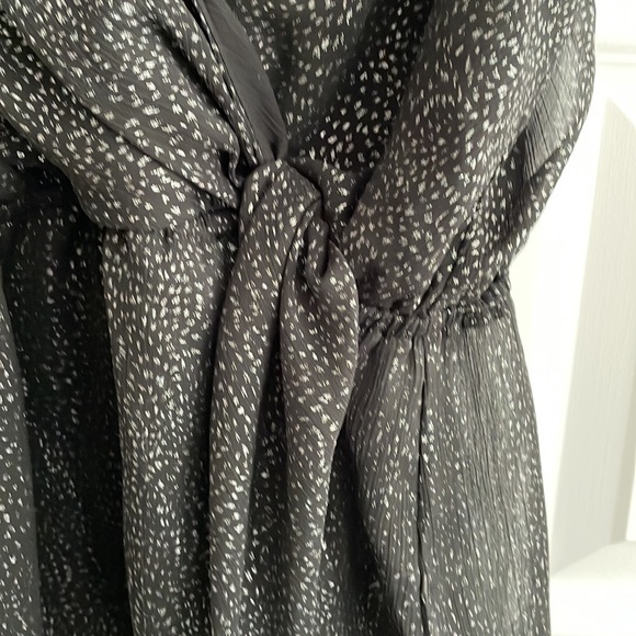 Beautiful sheer sleeveless top - Picture 2 of 5